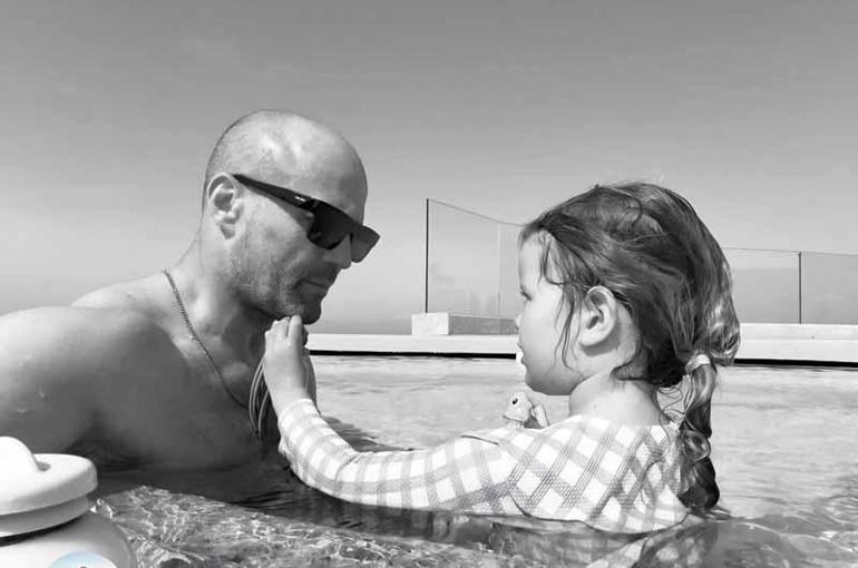 İngiliz oyuncu Jason Statham’dan sonsuzluk havuzunda poz