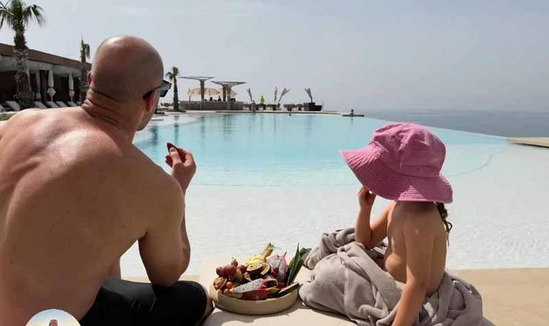 İngiliz oyuncu Jason Statham’dan sonsuzluk havuzunda poz