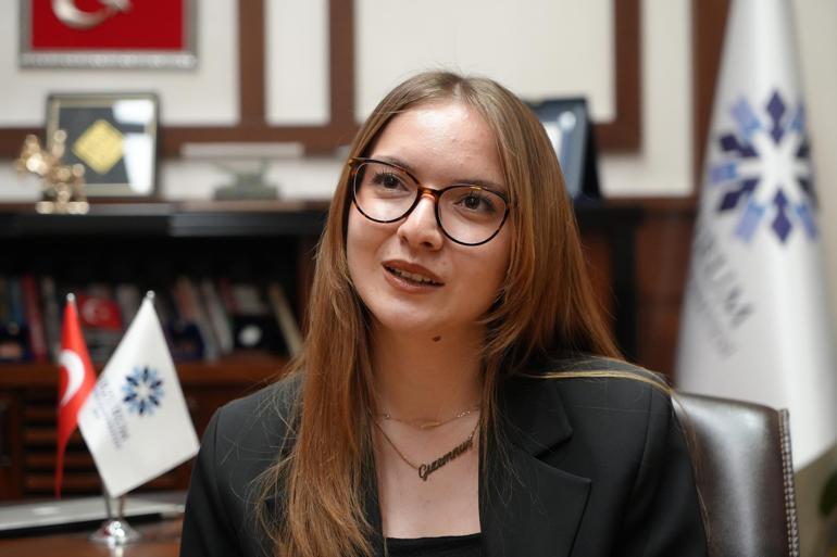 4üncü sınıf öğrencisi Gizem, rektörün 11 saatini gözlemledi