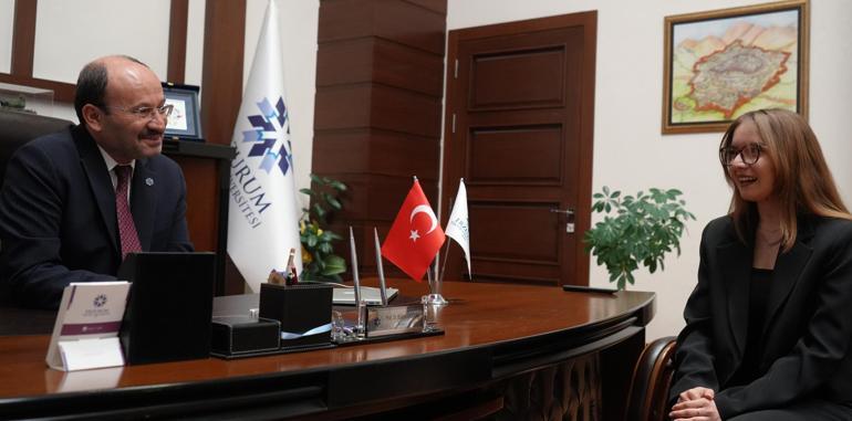 4üncü sınıf öğrencisi Gizem, rektörün 11 saatini gözlemledi