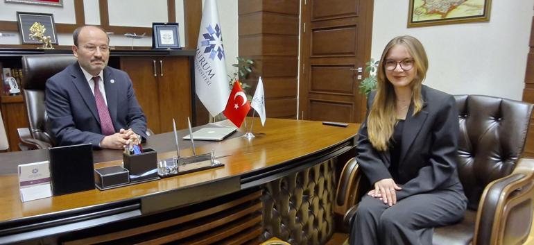 4üncü sınıf öğrencisi Gizem, rektörün 11 saatini gözlemledi