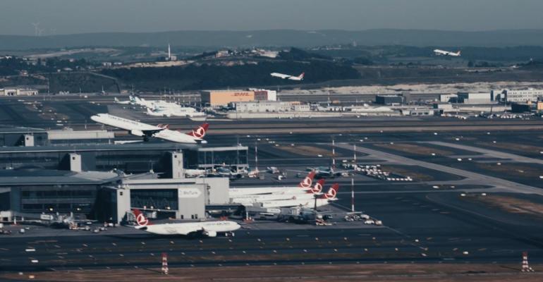 İstanbul Havalimanında üçlü pist operasyonları bir yıldır hizmette