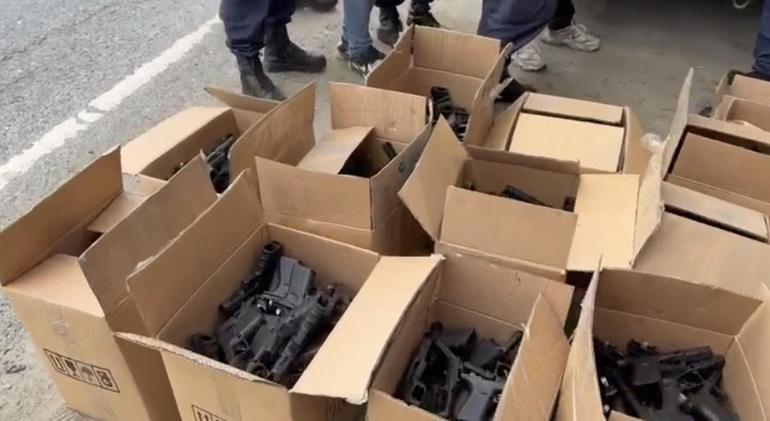 Eyüpsultan’da silah ticareti operasyonu: Kamyonette 1021 tabanca ele geçirildi