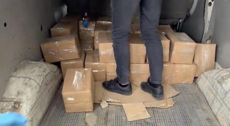 Eyüpsultan’da silah ticareti operasyonu: Kamyonette 1021 tabanca ele geçirildi