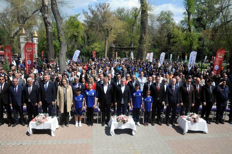 Bakan Bak: Gençlerimizi, çocuklarımızı dijital dünyadan, kötü alışkanlıklardan uzak tutmamız lazım
