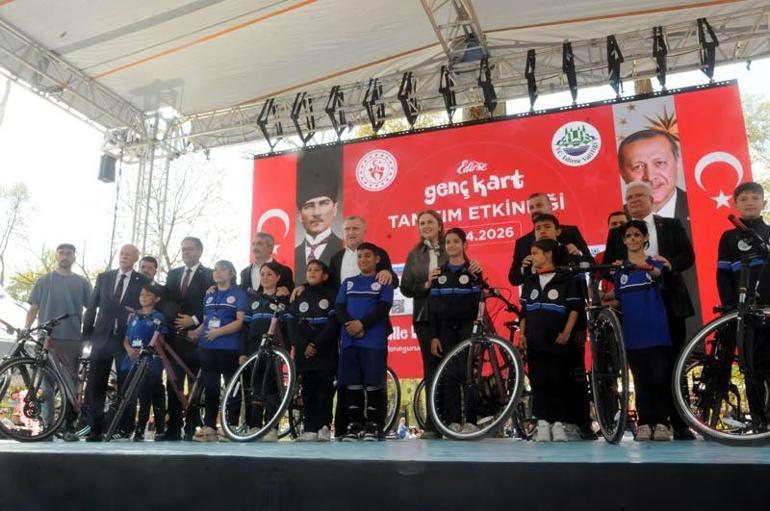 Bakan Bak: Gençlerimizi, çocuklarımızı dijital dünyadan, kötü alışkanlıklardan uzak tutmamız lazım