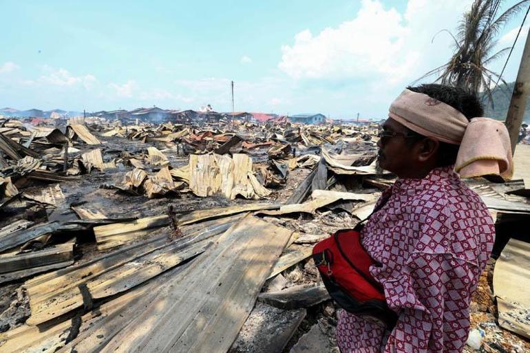 Malezyada yangın: Yaklaşık bin ev yandı