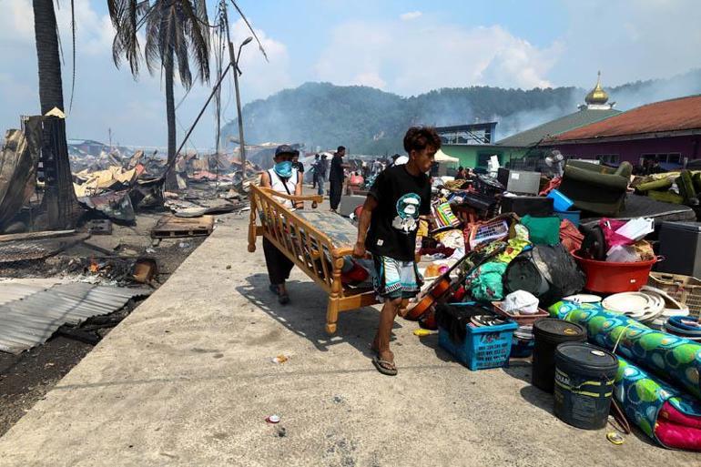 Malezyada yangın: Yaklaşık bin ev yandı