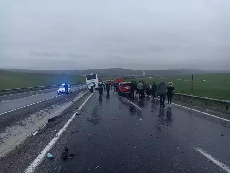 Yolcu otobüsü 10 araca çarparak durabildi: 7 yaralı