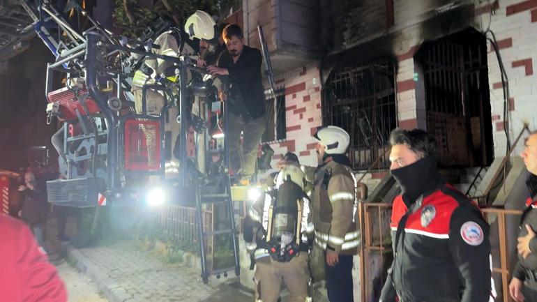 Avcılarda 4 katlı binada yangın; mahsur kalan 20 kişi kurtarıldı