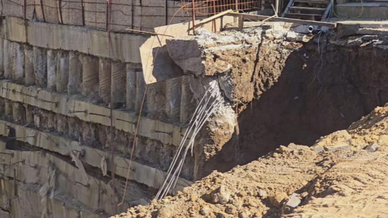 Fenerbahçe Stadyumunun yanındaki inşaatın istinat duvarı çöktü