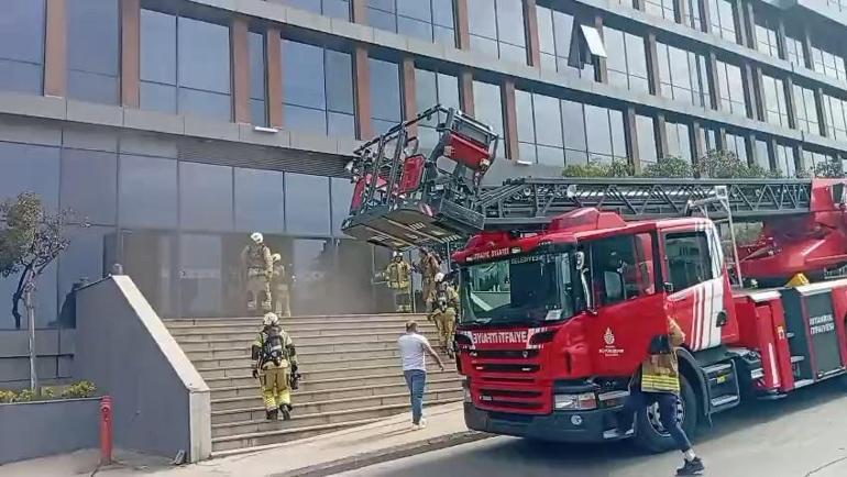 Pendikte iş merkezinde yangın