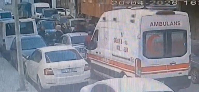 Pendik’te yola fırlayan çocuğa otomobilin çarptığı anlar kamerada