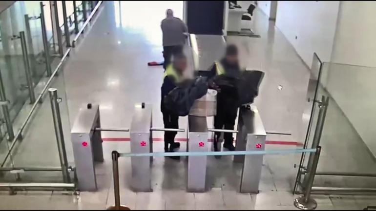İstanbul Havalimanı’nda yer hizmetleri aracıyla kokain kolilerinin sevkiyatı kamerada