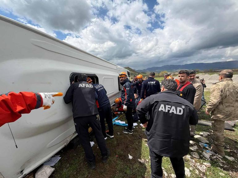 Diyarbakır’da midibüs devrildi: 1 ölü, 12 yaralı