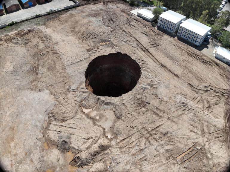 Hatayda 35 metre çapında obruk oluştu