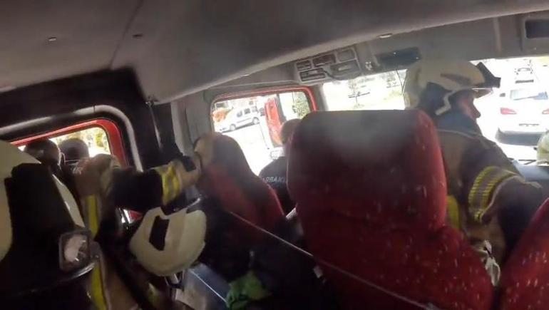 İş yerindeki yangında dumandan bayılan kişiyi itfaiye kurtardı; o anlar kask kamerasında