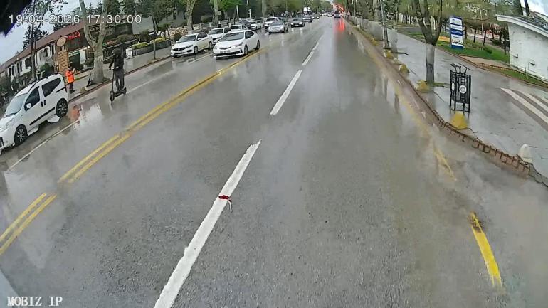 Yere düşen Türk Bayrağı için otobüsü durdurdu