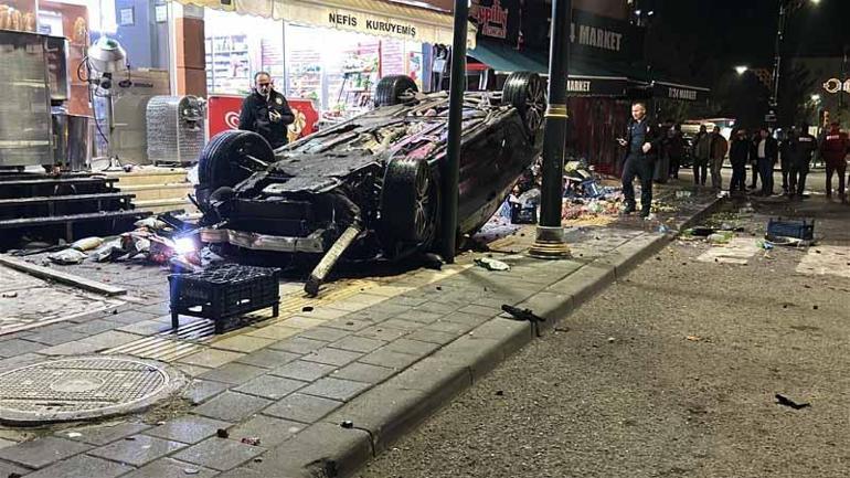 Otomobil iş yerlerine çarpıp, devrildi