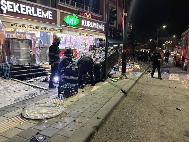 Otomobil iş yerlerine çarpıp, devrildi