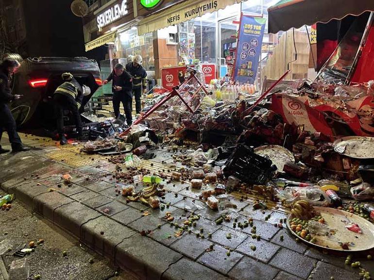 Otomobil iş yerlerine çarpıp, devrildi