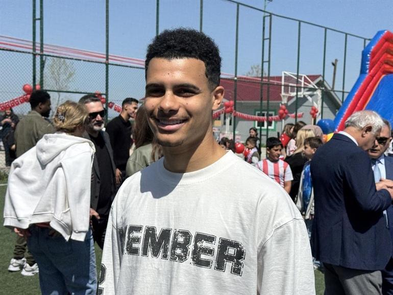 Samsunsporlu futbolcular, 23 Nisan Ulusal Egemenlik ve Çocuk Bayramı için çocuklarla buluştu