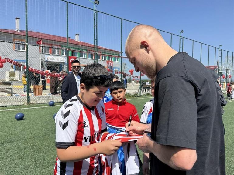 Samsunsporlu futbolcular, 23 Nisan Ulusal Egemenlik ve Çocuk Bayramı için çocuklarla buluştu