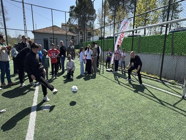 Samsunsporlu futbolcular, 23 Nisan Ulusal Egemenlik ve Çocuk Bayramı için çocuklarla buluştu