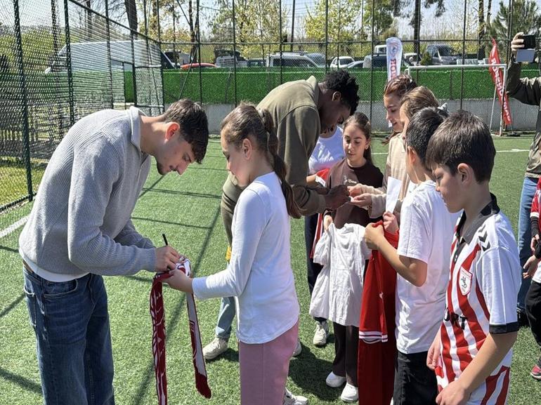 Samsunsporlu futbolcular, 23 Nisan Ulusal Egemenlik ve Çocuk Bayramı için çocuklarla buluştu