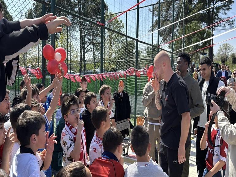 Samsunsporlu futbolcular, 23 Nisan Ulusal Egemenlik ve Çocuk Bayramı için çocuklarla buluştu