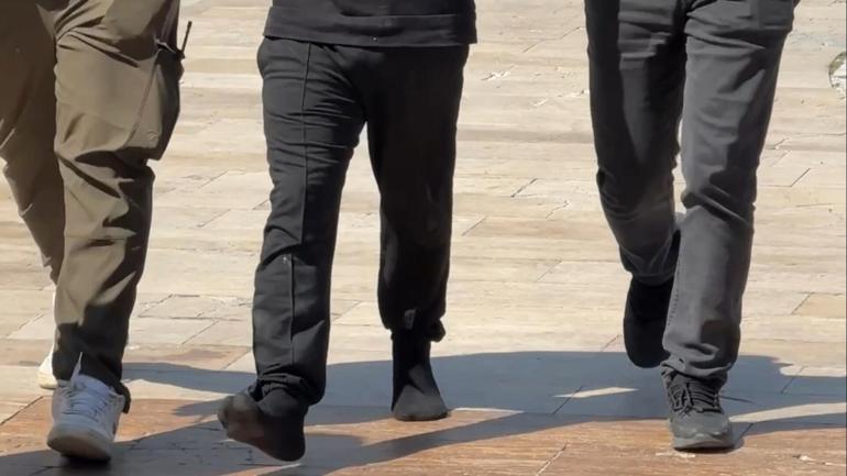 Polisi karşısında gören firari hükümlü, ayakkabısız kaçmaya çalıştı