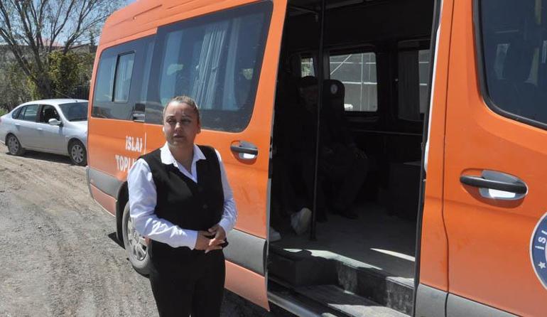 Minibüs şoförü Demet, aracında rahatsızlanan yolcuyu sağlık ekiplerine ulaştırdı