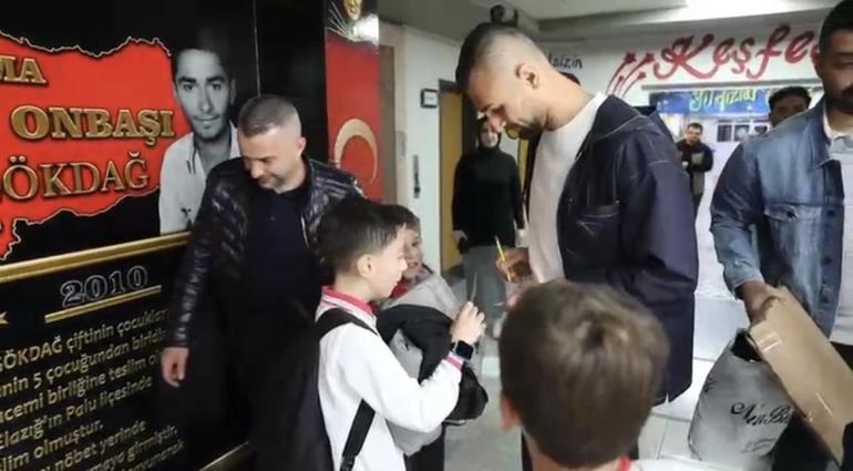 Golü tuşlu teflonuyla kaydeden minik taraftara, Serdar Dursun kamera hediye etti