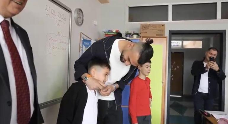 Golü tuşlu teflonuyla kaydeden minik taraftara, Serdar Dursun kamera hediye etti