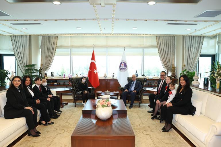 Anayasa Mahkemesi Başkanı Kadir Özkaya, lösemi tedavisi gören çocukları misafir etti