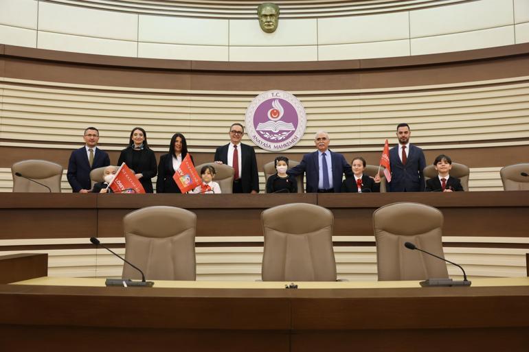 Anayasa Mahkemesi Başkanı Kadir Özkaya, lösemi tedavisi gören çocukları misafir etti