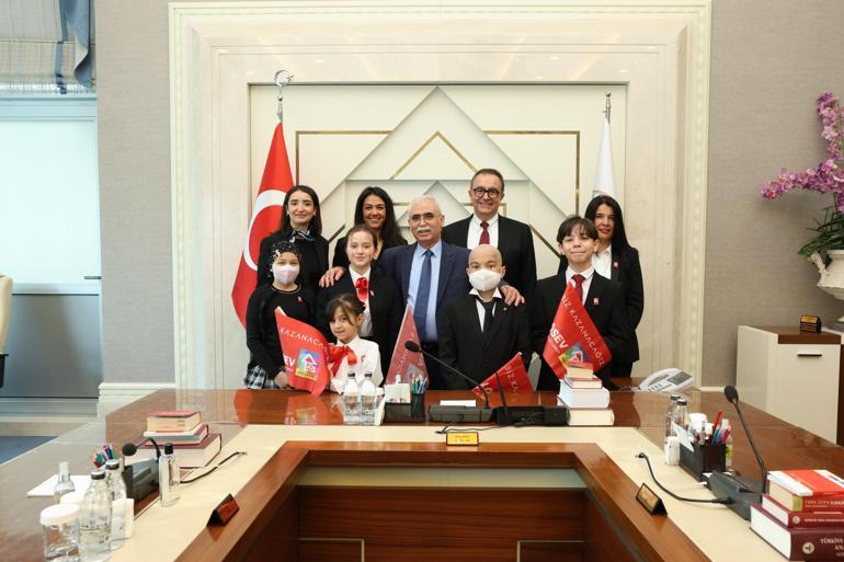 Anayasa Mahkemesi Başkanı Kadir Özkaya, lösemi tedavisi gören çocukları misafir etti