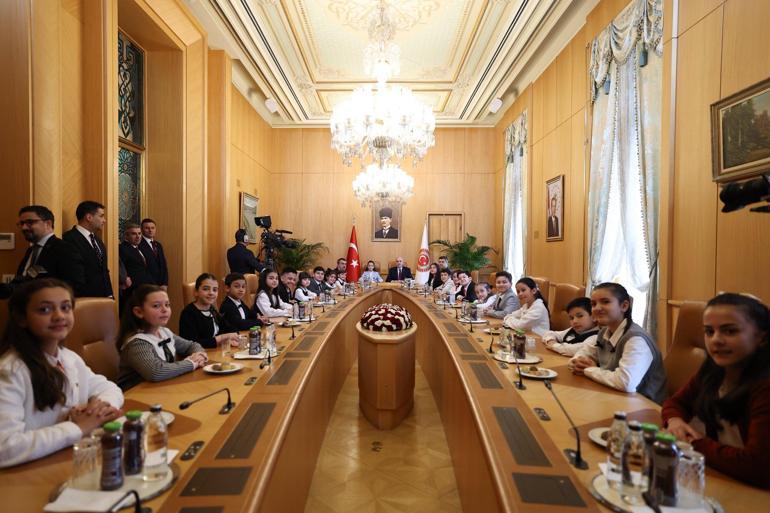 TBMM Başkanı Kurtulmuş, koltuğunu 6ncı sınıf öğrencisi İnciye devretti