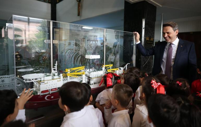 Bakan Bayraktar, çocuklarla bir araya geldi