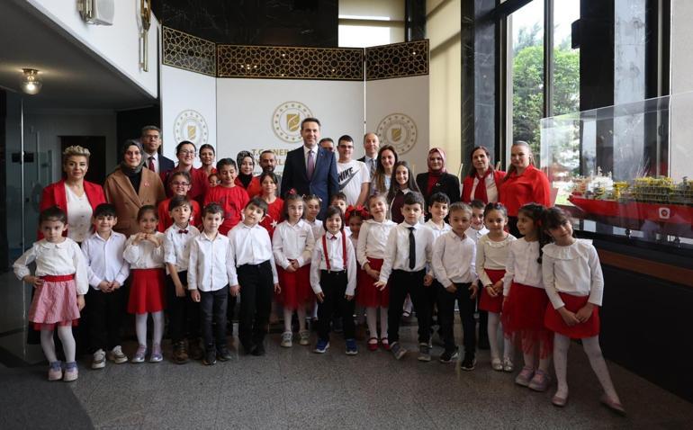 Bakan Bayraktar, çocuklarla bir araya geldi