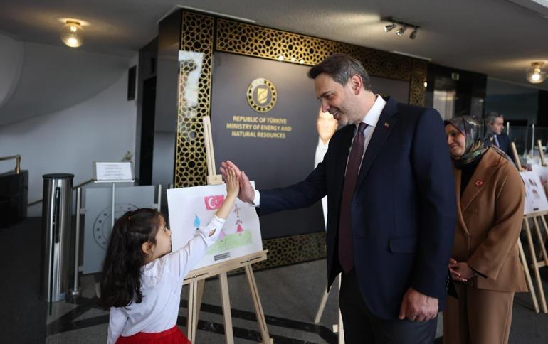 Bakan Bayraktar, çocuklarla bir araya geldi