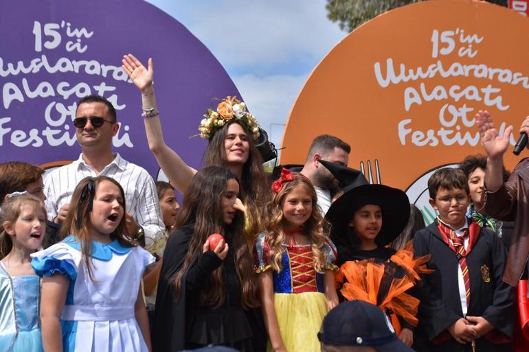 Alaçatı Ot Festivalinde renkli kortej