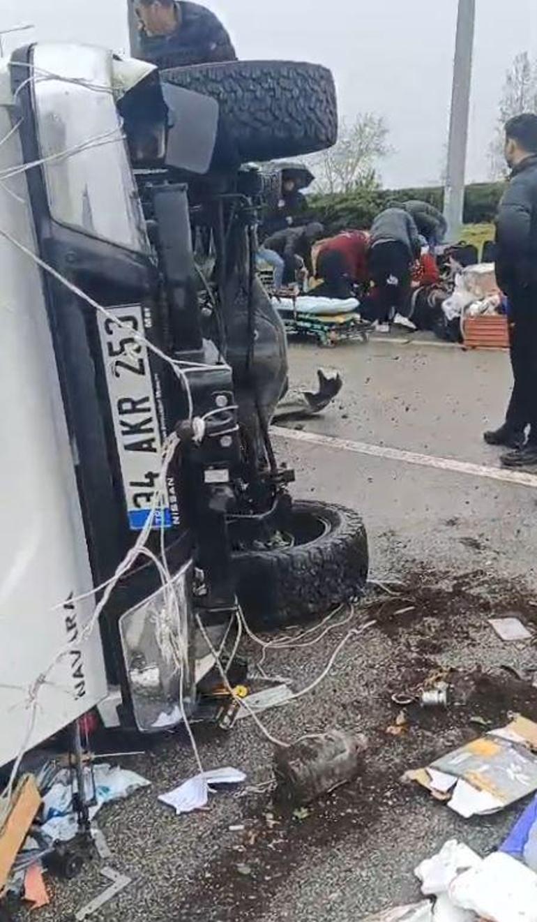 Kamyonetin sinyalizasyon direğine çarptığı kaza araç kamerasında; 4 yaralı