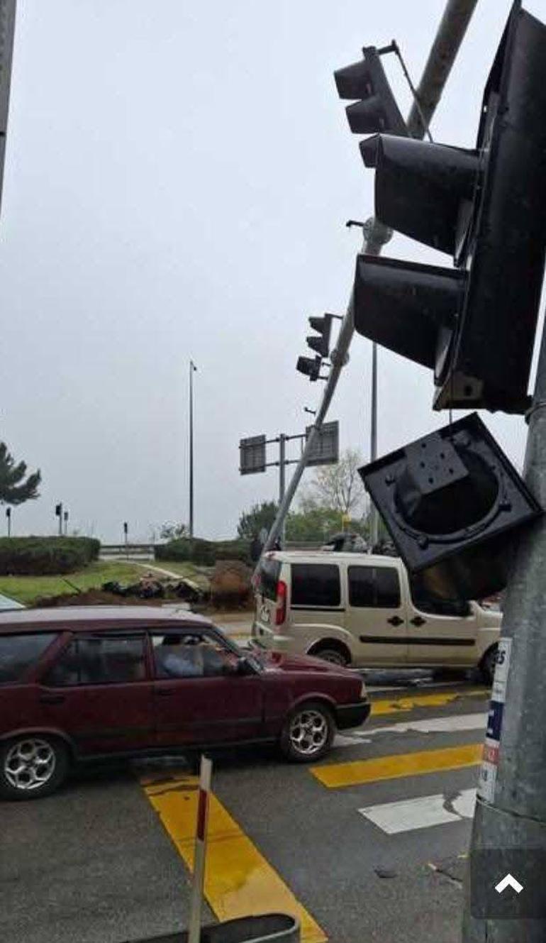 Kamyonetin sinyalizasyon direğine çarptığı kaza araç kamerasında; 4 yaralı