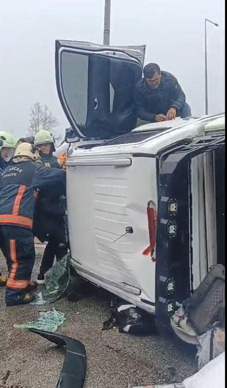 Kamyonetin sinyalizasyon direğine çarptığı kaza araç kamerasında; 4 yaralı