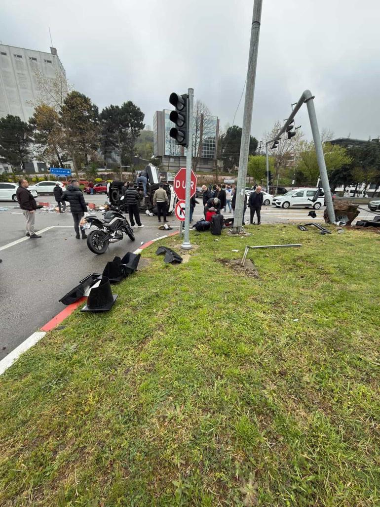 Kamyonetin sinyalizasyon direğine çarptığı kaza araç kamerasında; 4 yaralı