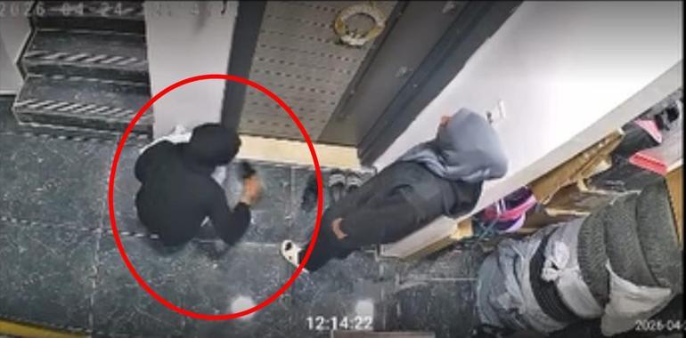 Ayakkabıyı koklayıp, kartla kapıyı açmaya çalıştılar