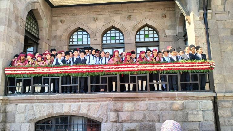 Bakan Tekin, öğrencilerle 1inci TBMMye yürüdü