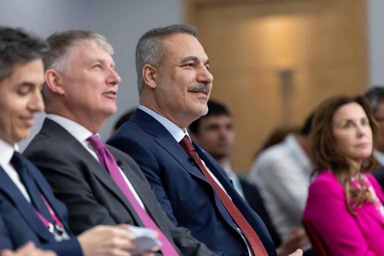 Dışişleri Bakanı Fidan, Londra’da Türk iş insanlarıyla buluştu