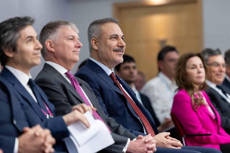 Dışişleri Bakanı Fidan, Londra’da Türk iş insanlarıyla buluştu